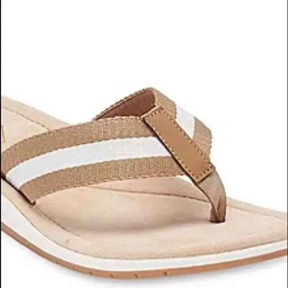 St. John's Bay Mens Flip-Flops Small 7/8 Tan and White - Picture 3 of 6